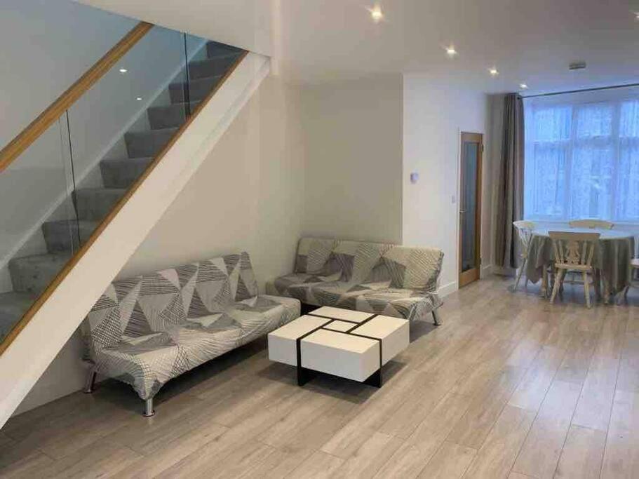 The Villas, Newly Refurbished Modern Home - Free Parking, Prime, Netflix Buckingham Bagian luar foto